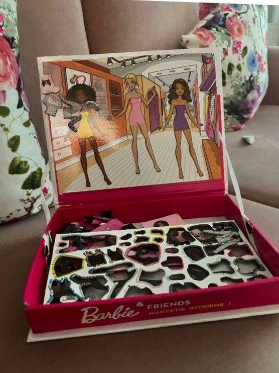 Barbie Manyetik Kıyafet Giydirme Oyunu — görsel 3/3