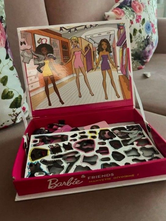 Barbie Manyetik Kıyafet Giydirme Oyunu — görsel 2/3