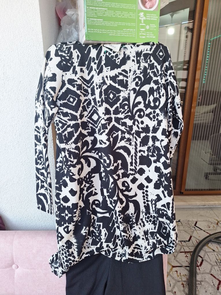 Desenli Bluz ve Siyah Pantolon Takım — görsel 2/5