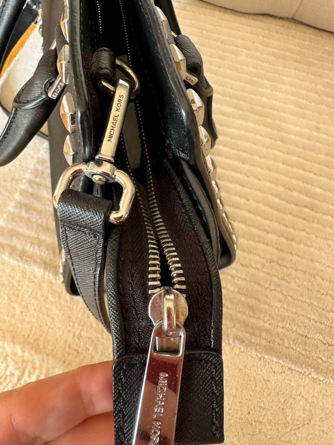 Michael kors siyah zımbalı çanta — görsel 3/6