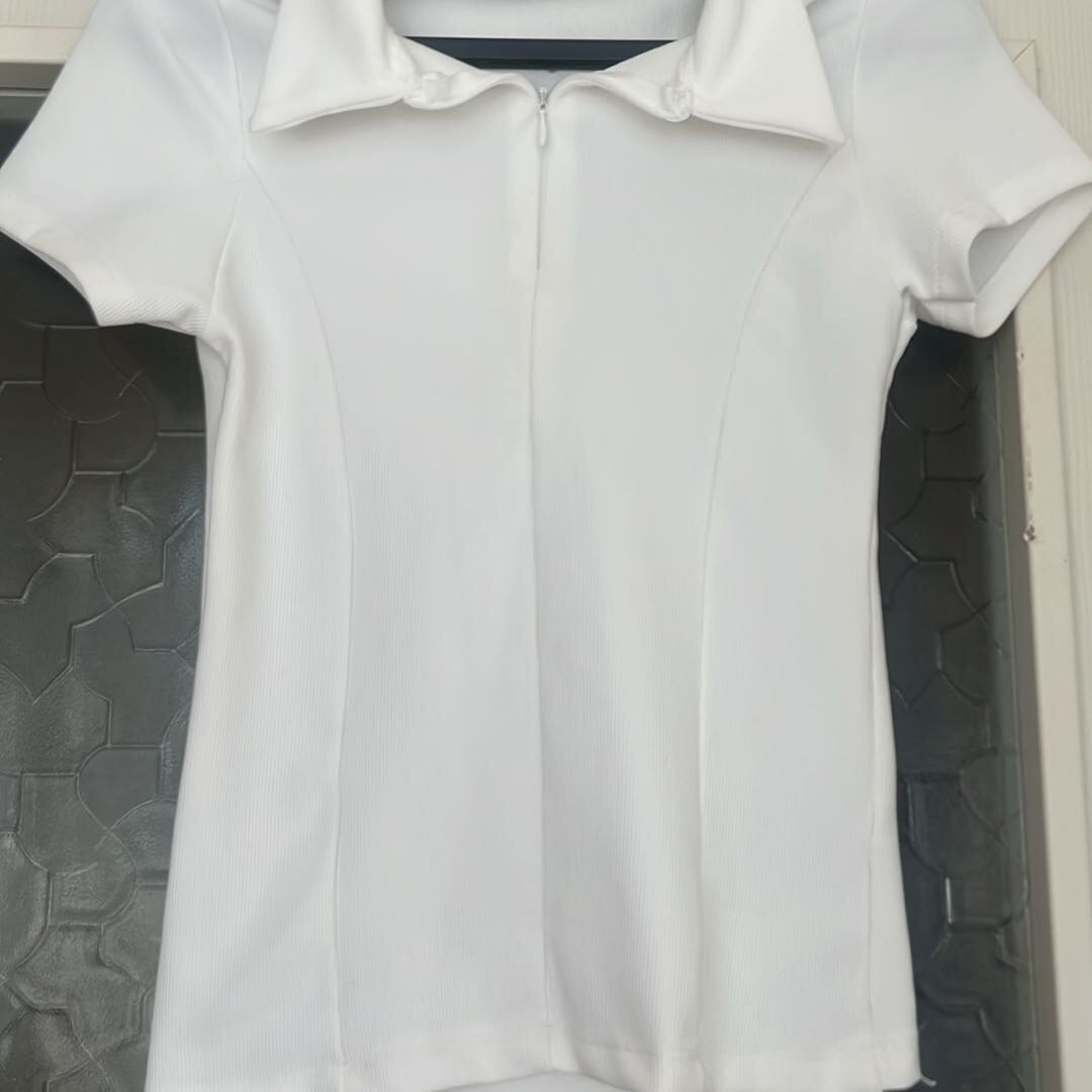 Beyaz Polo Yaka T-Shirt ve kot pantolon — görsel 2/5