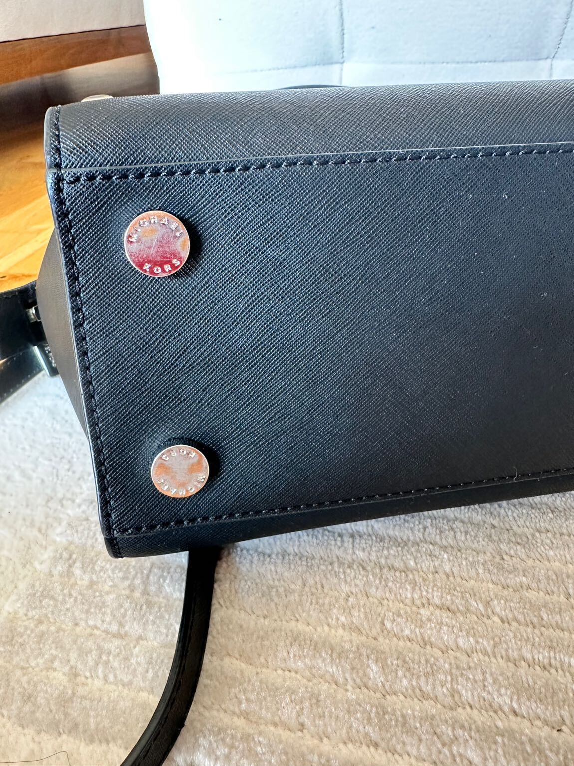 Michael kors siyah zımbalı çanta — görsel 4/6