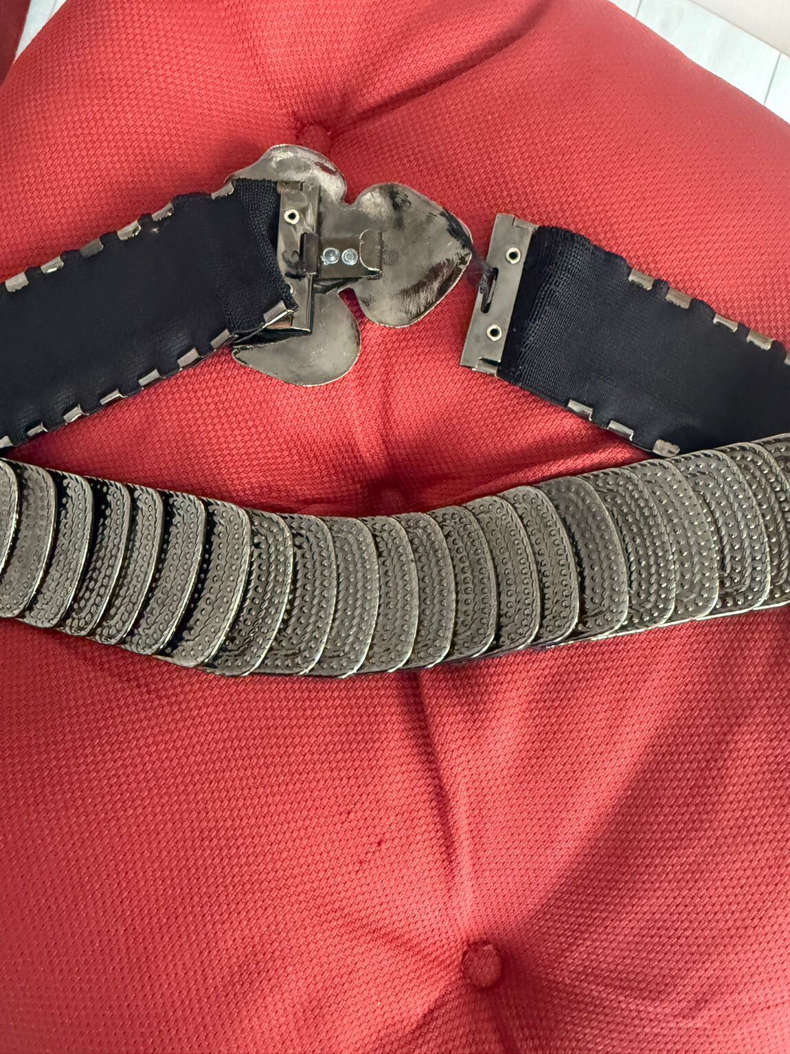 Metal çiçekli gösterişli kemer — görsel 3/5