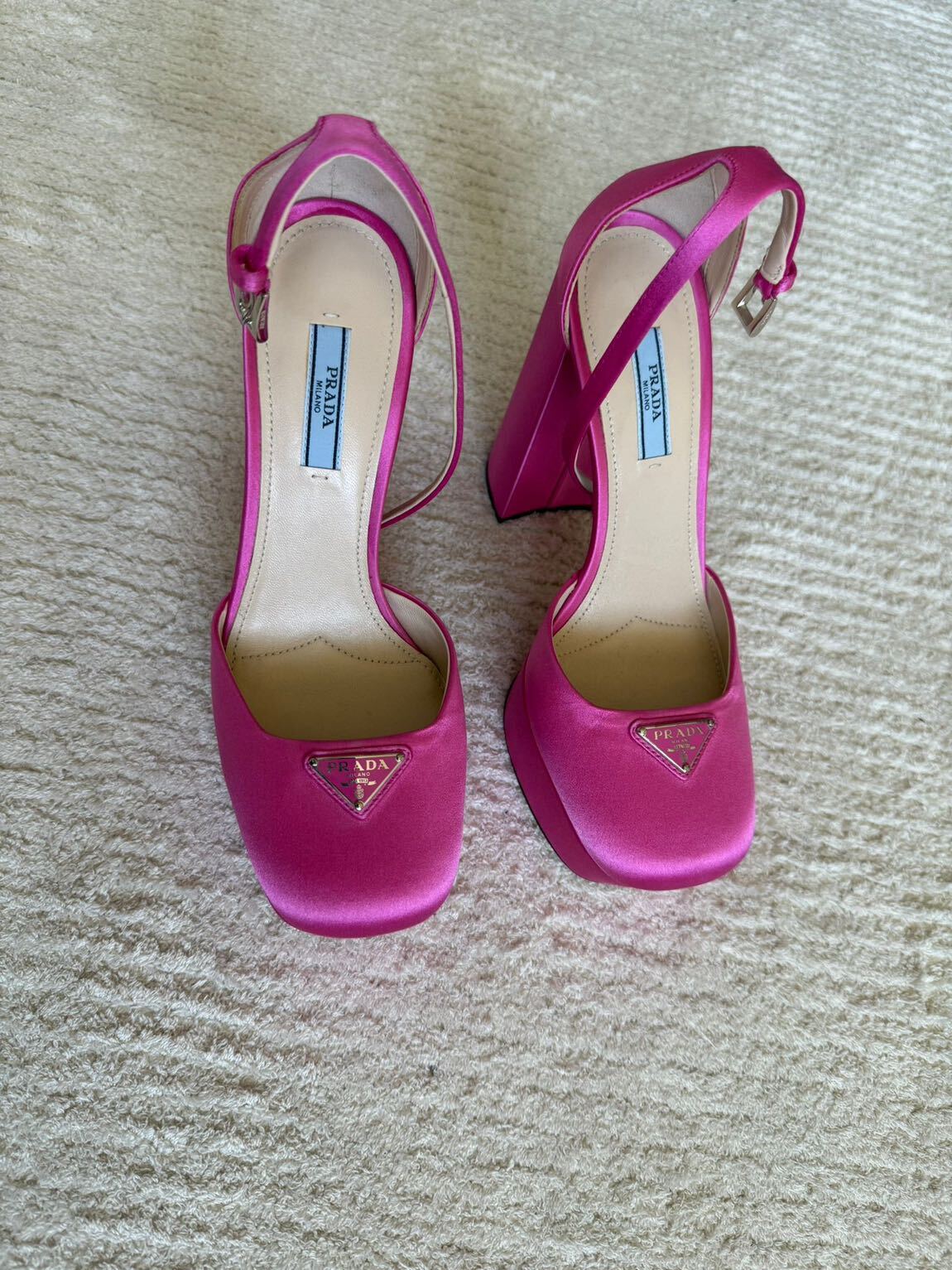 PRADA PEMBE LOGOLU PLATFORM TOPUKLU — görsel 2/8