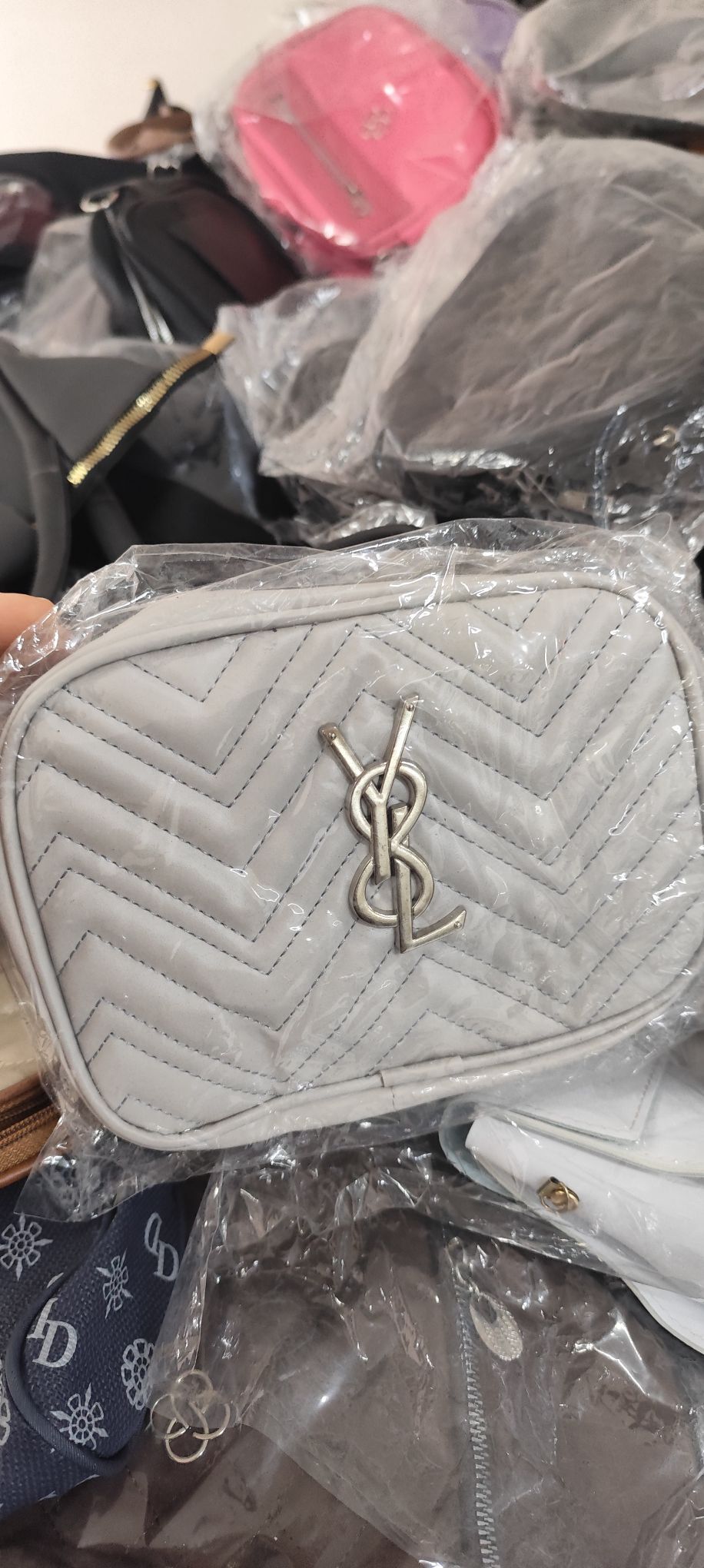 Gri Kapitone Detaylı YSL Logolu Mini El — görsel 3/4