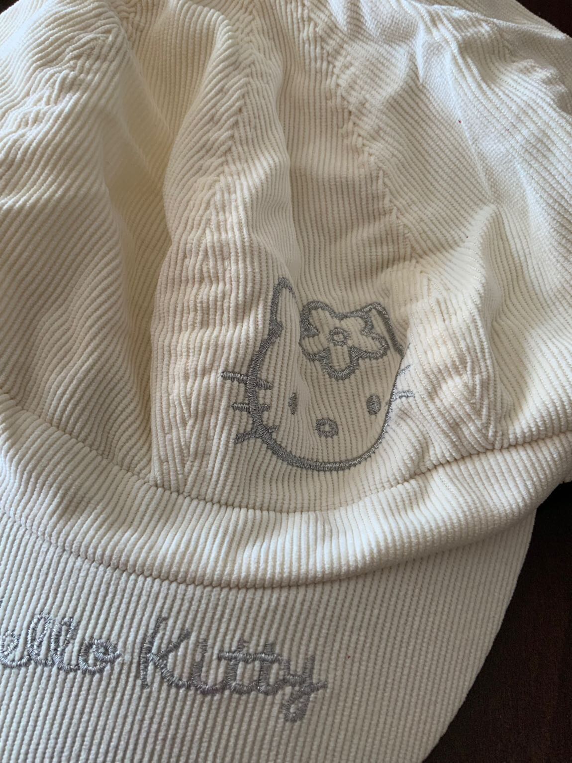 Kadife Hello Kitty Nakışlı Şapka — görsel 2/4