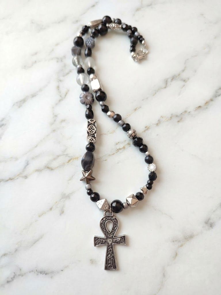 Ankh Sembollü Siyah Boncuk Kolye — görsel 3/3