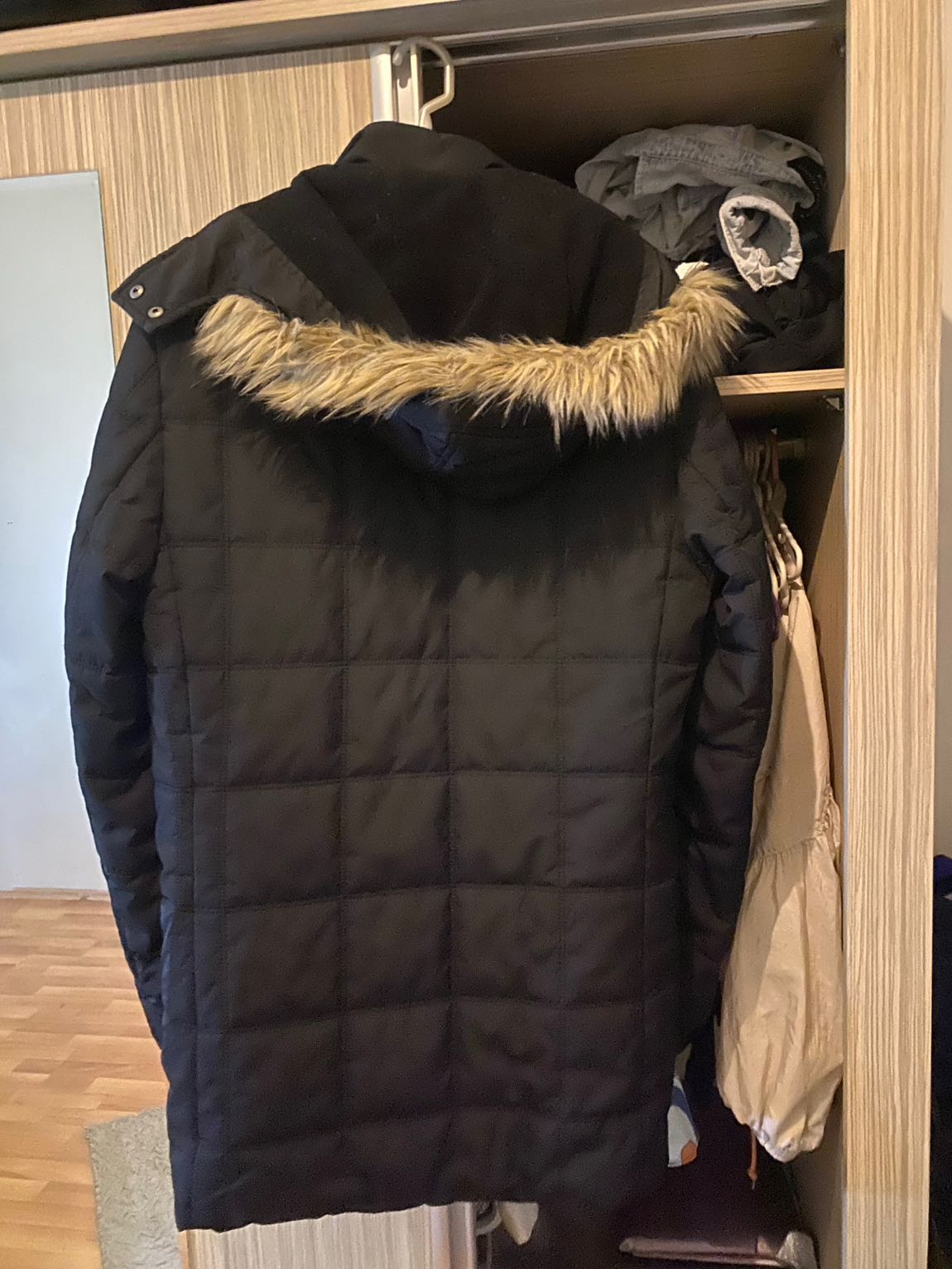 Sarar Siyah Kapüşonlu Mont — görsel 2/4
