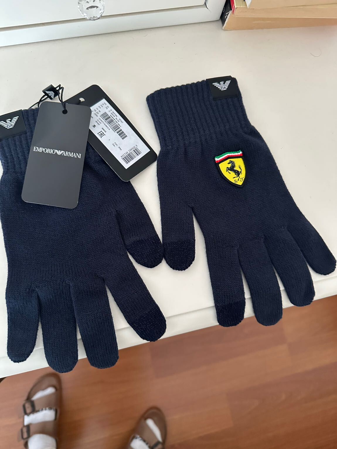 Armani Ferrari dizayn eldiven — görsel 2/7