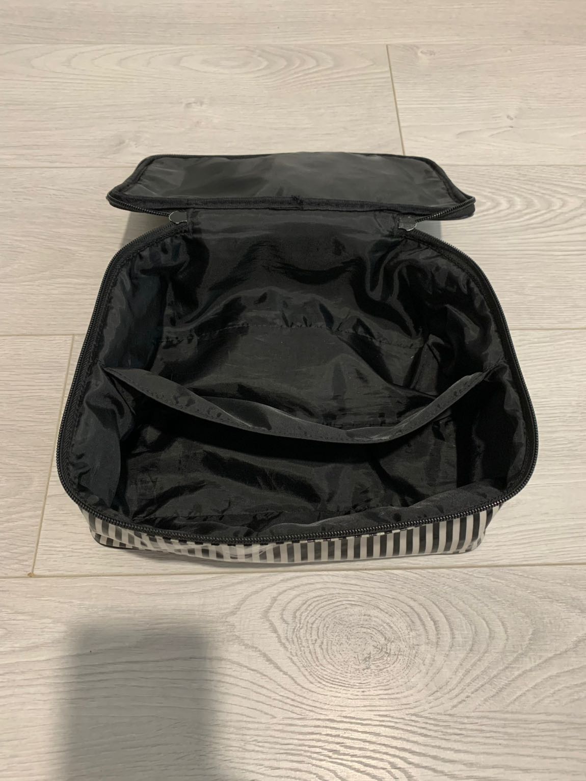 M&S Çizgili Makyaj Çantası — görsel 5/18