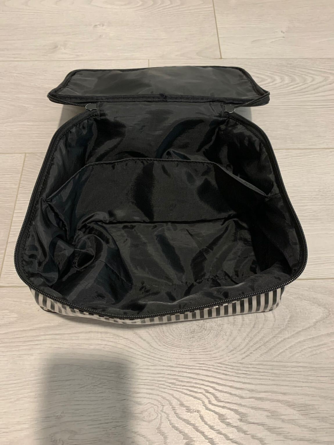 M&S Çizgili Makyaj Çantası — görsel 8/18