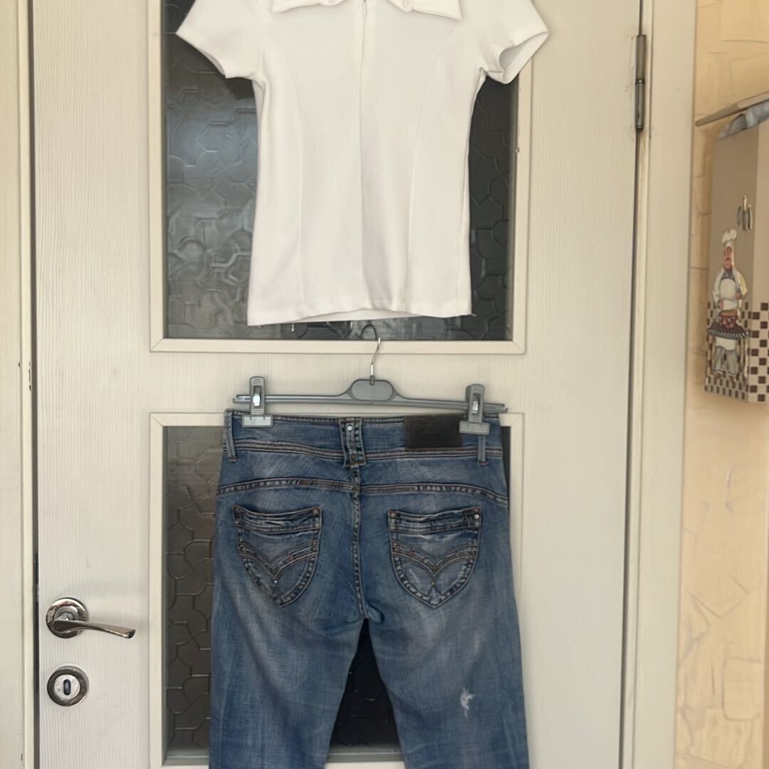Beyaz Polo Yaka T-Shirt ve kot pantolon — görsel 5/5