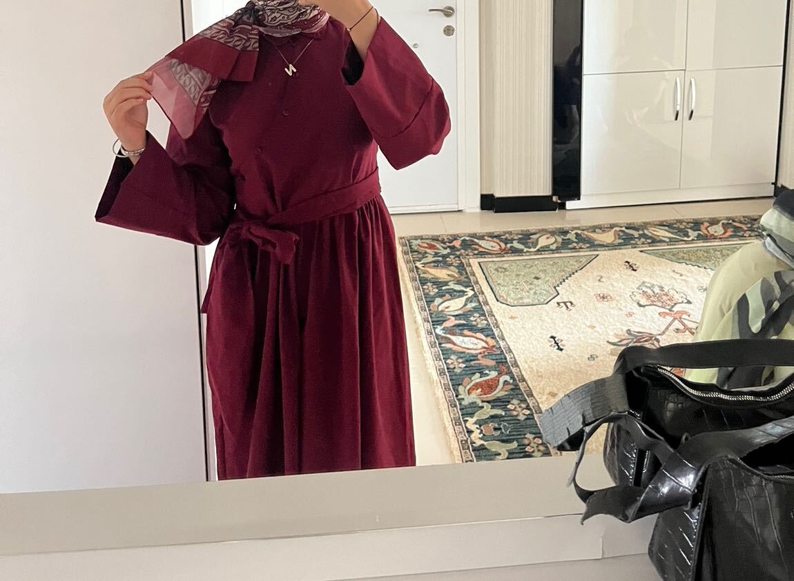 Bordo Kuşaklı Tesettür Elbise — görsel 2/3
