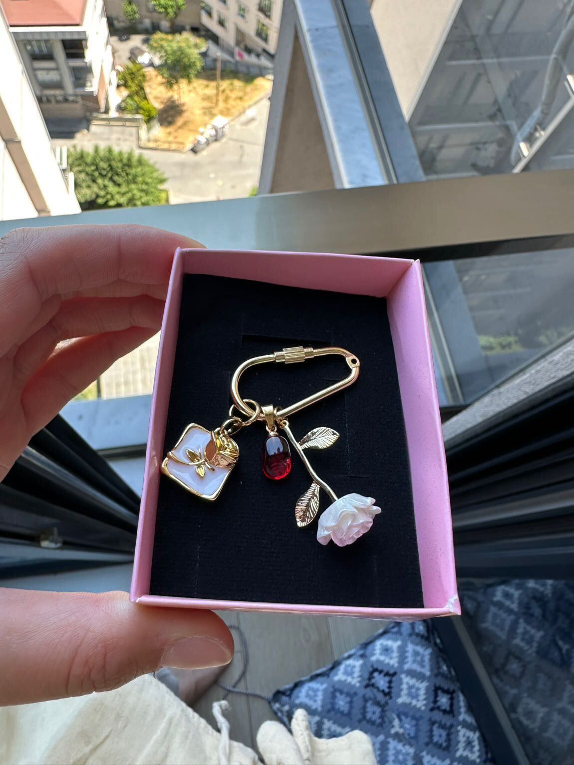 Beyaz gül detaylı Charm — görsel 2/3