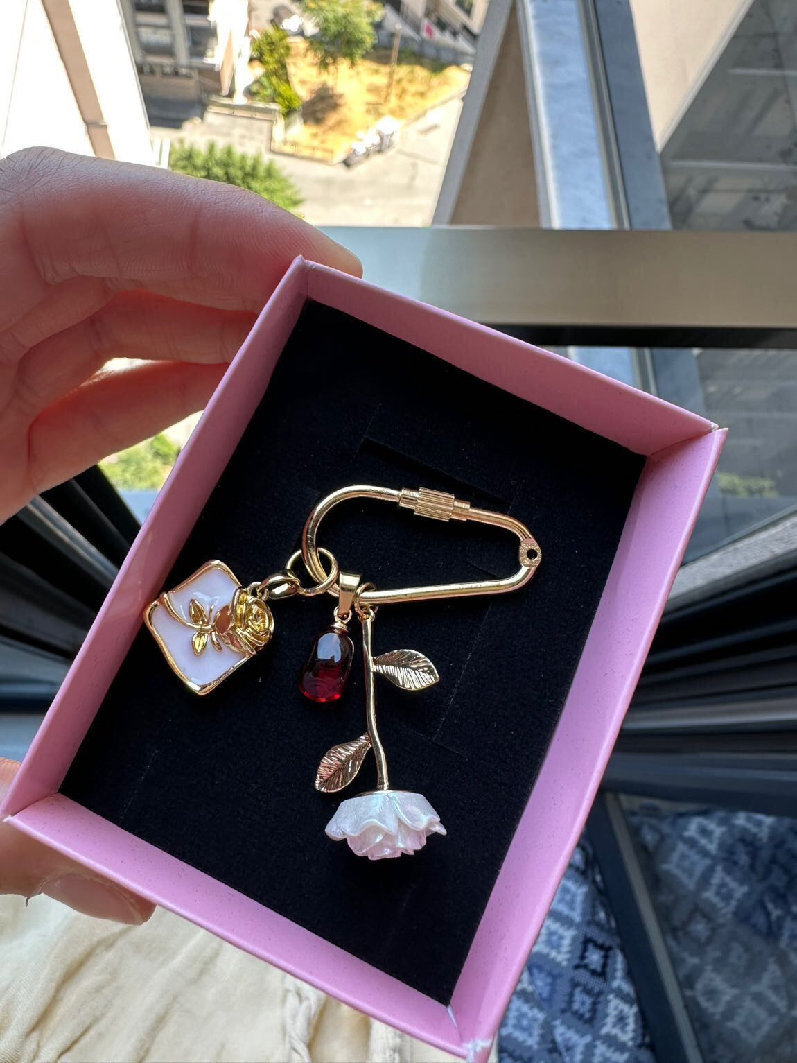 Beyaz gül detaylı Charm — görsel 3/3