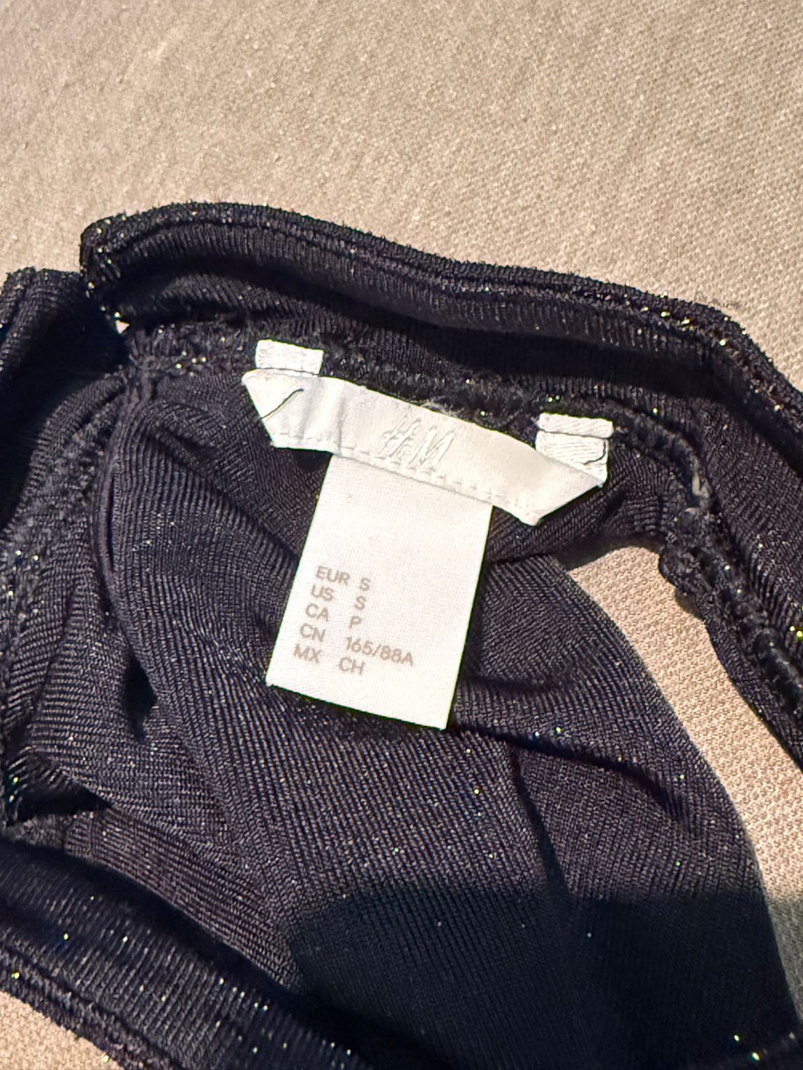 H&M simli siyah midi elbise — görsel 2/4