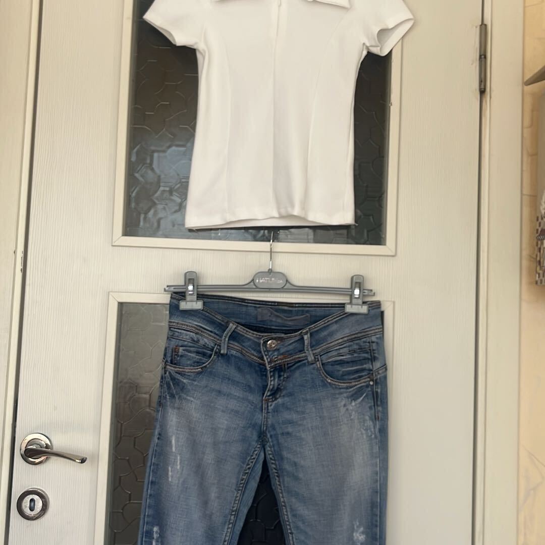 Beyaz Polo Yaka T-Shirt ve kot pantolon — görsel 4/5