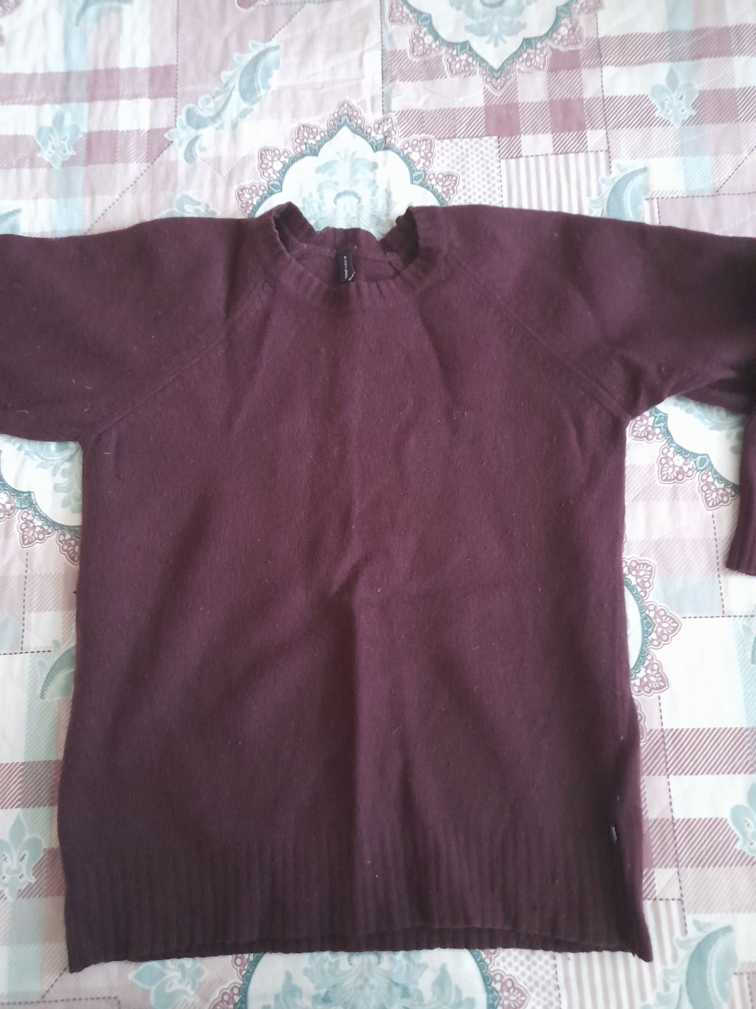Bordo Kazak yüzde 80 yün mavi jeans — görsel 2/3
