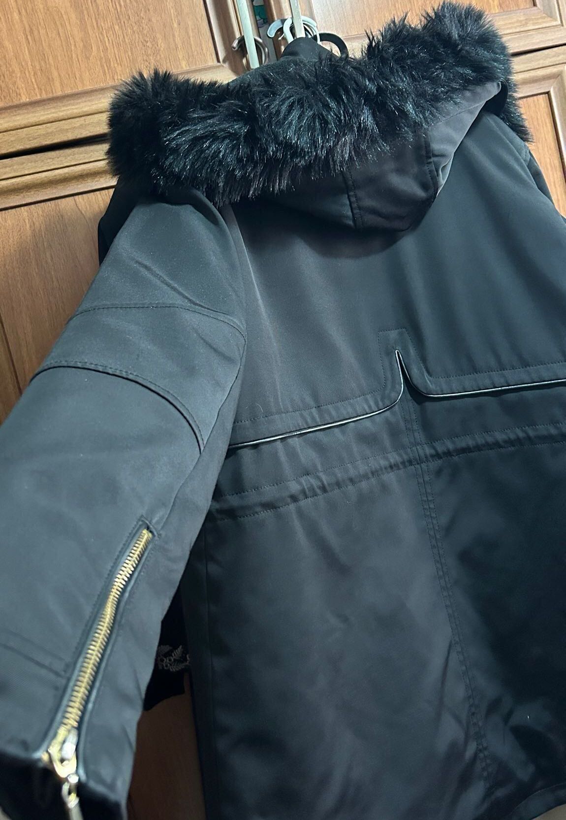 Siyah Kapüşonlu Detaylı Parka — görsel 3/5