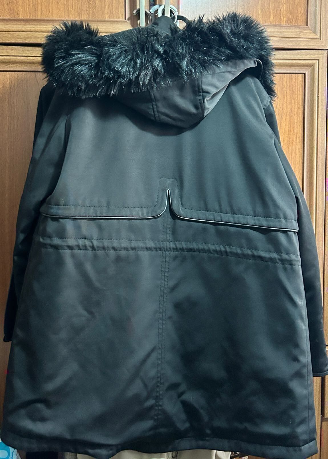 Siyah Kapüşonlu Detaylı Parka — görsel 4/5