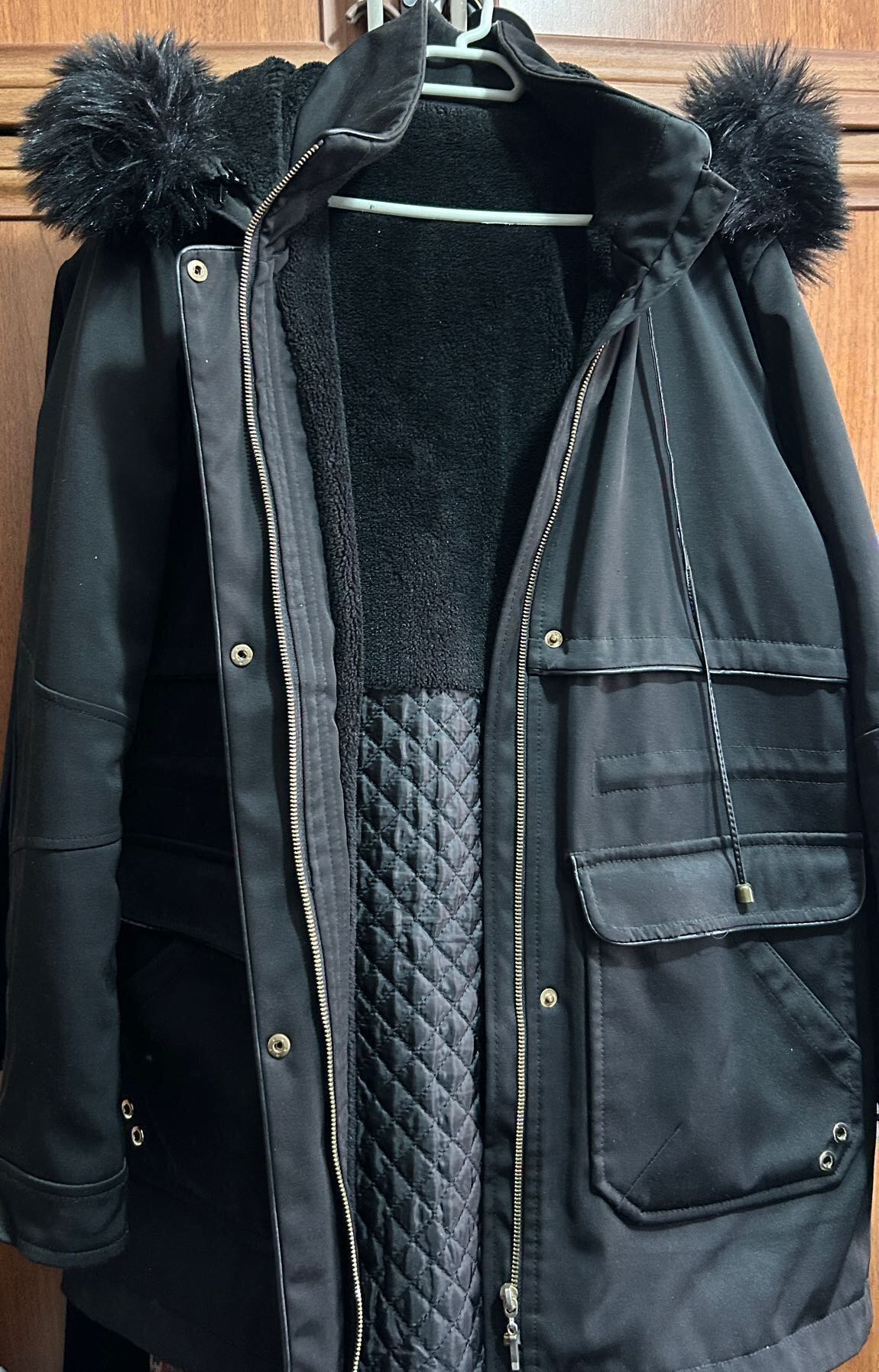 Siyah Kapüşonlu Detaylı Parka — görsel 5/5