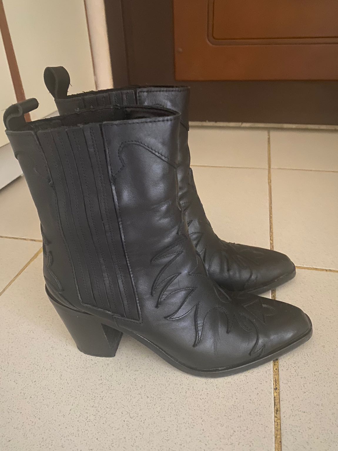 Kadın kovboy bot — görsel 2/8