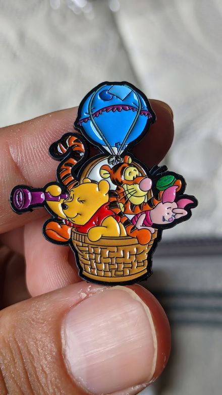 Winnie De Pooh Balon Sepeti Pin Broş