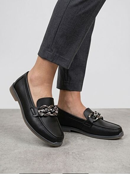 Zincir Detaylı Siyah Loafer Ayakkabı