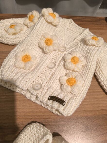 El Yapımı Bebek Hırkası Çiçek Detaylı