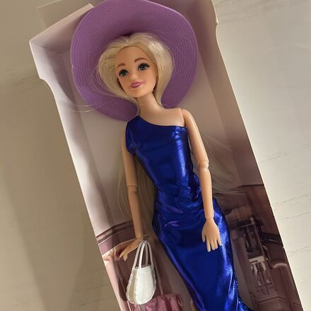 Barbie Bebek Elbise ve Şapka Seti