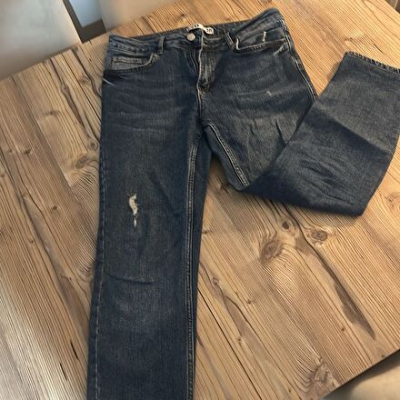 38 Beden Yırtık Detaylı Jean Pantolon