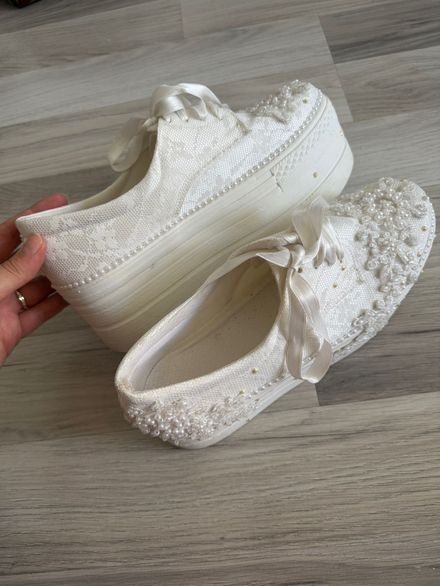 Beyaz Dantel ve İnci Detaylı Sneaker