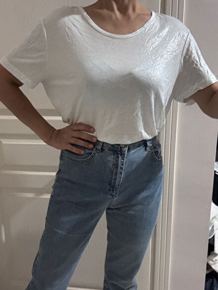 Network Beyaz Tişört ve Mavi Jeans