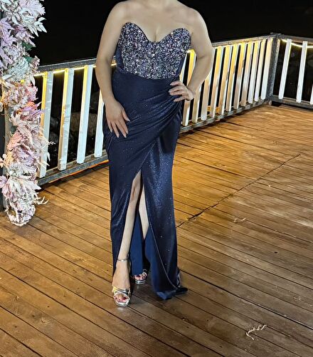 Taş detaylı Straplez Gece Elbisesi