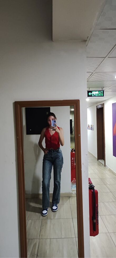 Kırmızı Yelek ve Jean Pantolon
