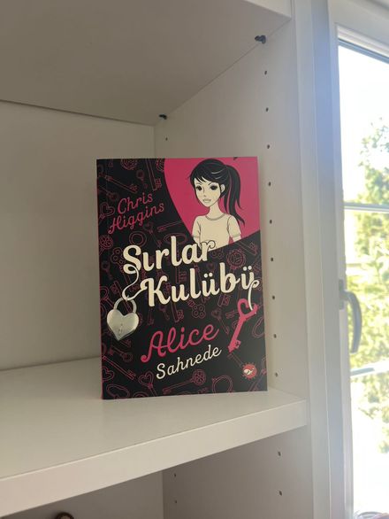 Sırlar Kulübü: Alice Sahnede Kitabı