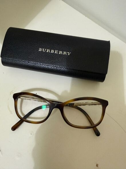 Burberry Gözlük ve Kabı