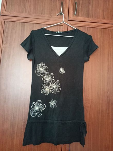Çiçek Desenli Siyah T-Shirt