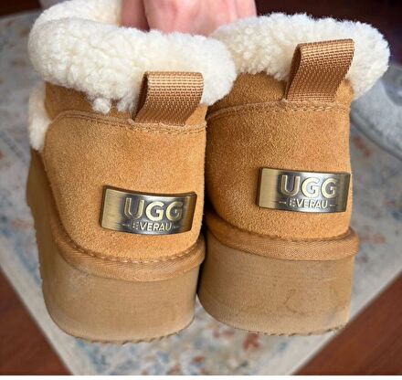 Ugg Bej Bot orjinaldir.