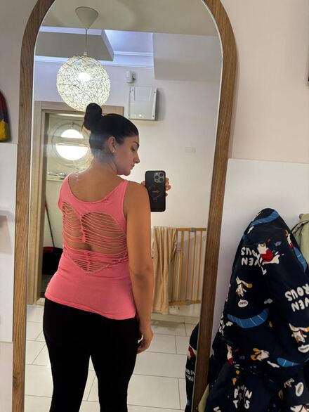 Pembe Dekolteli Atlet