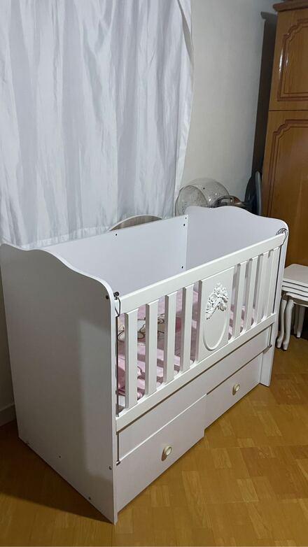Beyaz mobilya bebek yatağı beşik