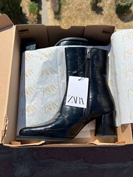Zara Siyah Desenli Bot