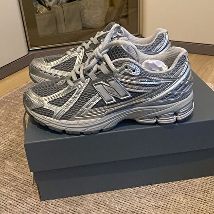 Etiketli New Balance Gri Spor Ayakkabı