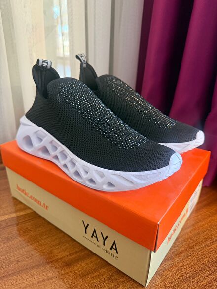 Yaya Hotiç Siyah Taşlı Sneaker Ayakkabı
