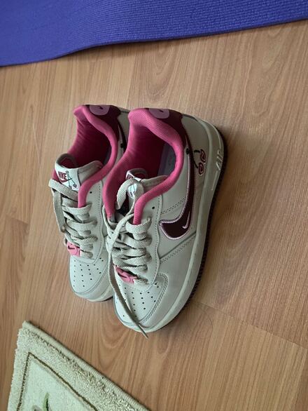 Nike Air Force 1 Pembe Detaylı Sneaker
