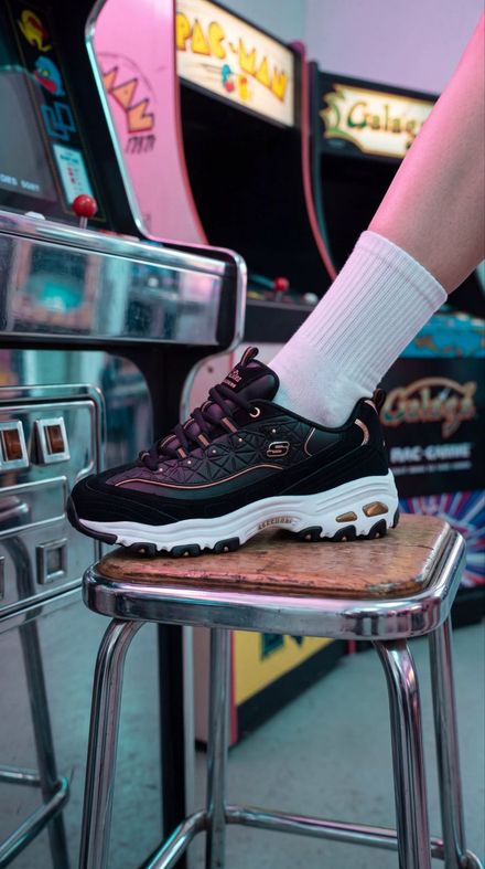3- Skechers Siyah Spor Ayakkabı