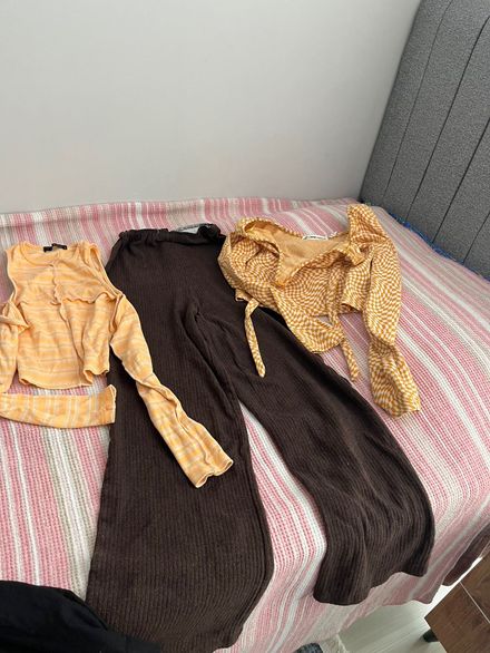 Kahverengi Pantolon ve Sarı Crop Top