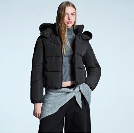 Bershka Siyah Kapüşonlu Mont