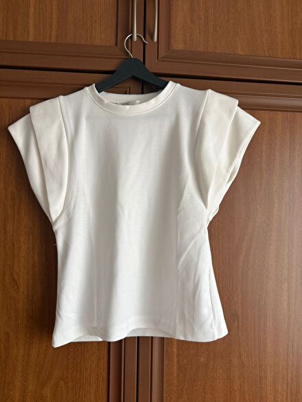 Beyaz kollar volanlı Kadın T-Shirt