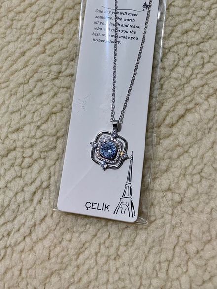 Gümüş Renkli Kare Tasarım Kolye
